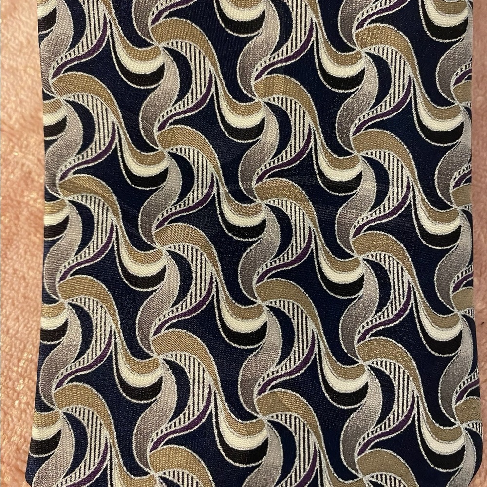 Elegant Black and Gold Patterned Tie - Picture 2 of 7